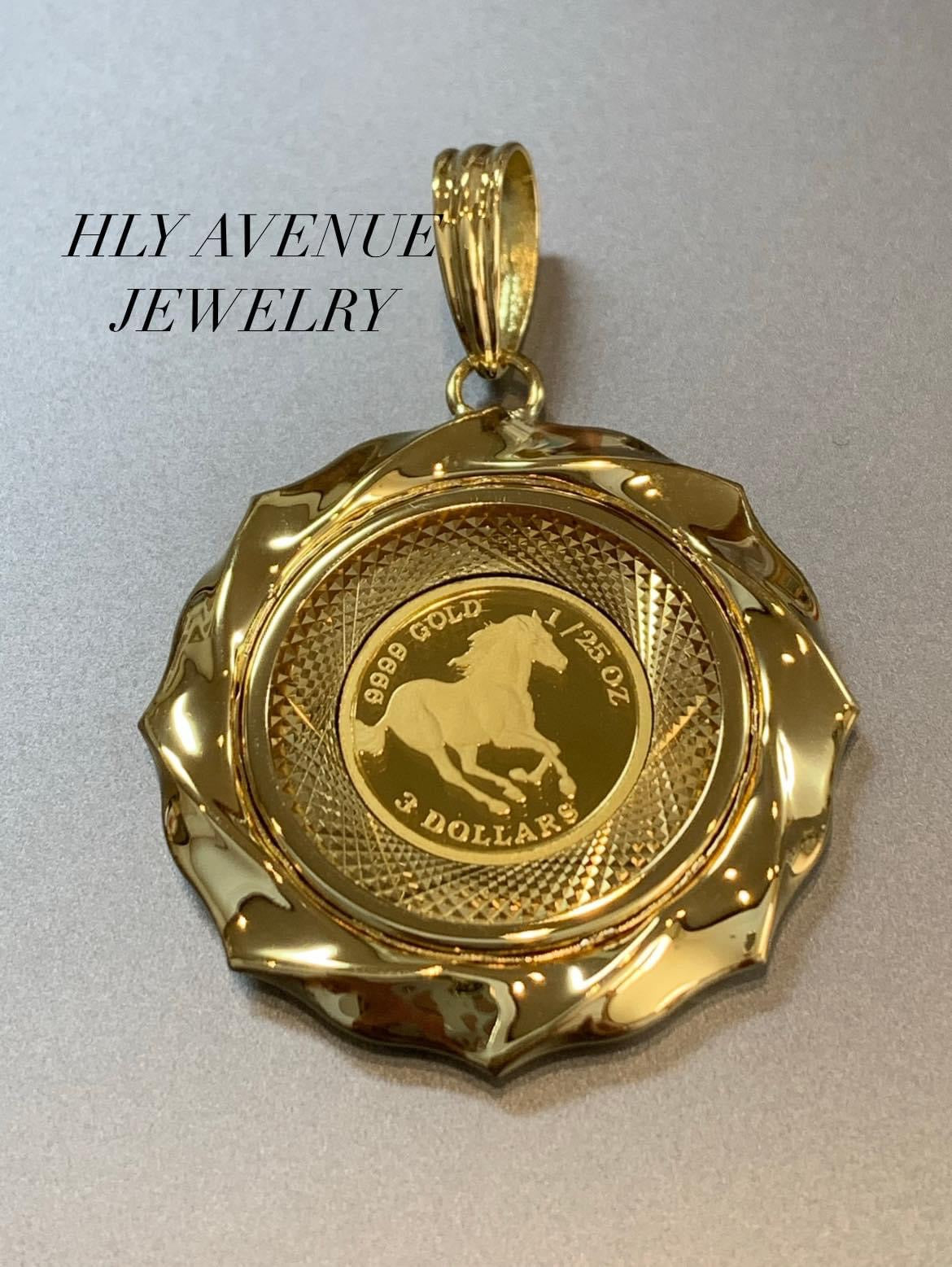 Horse/Elizabeth 24k/18k Japan Gold Glass Coin Pendant