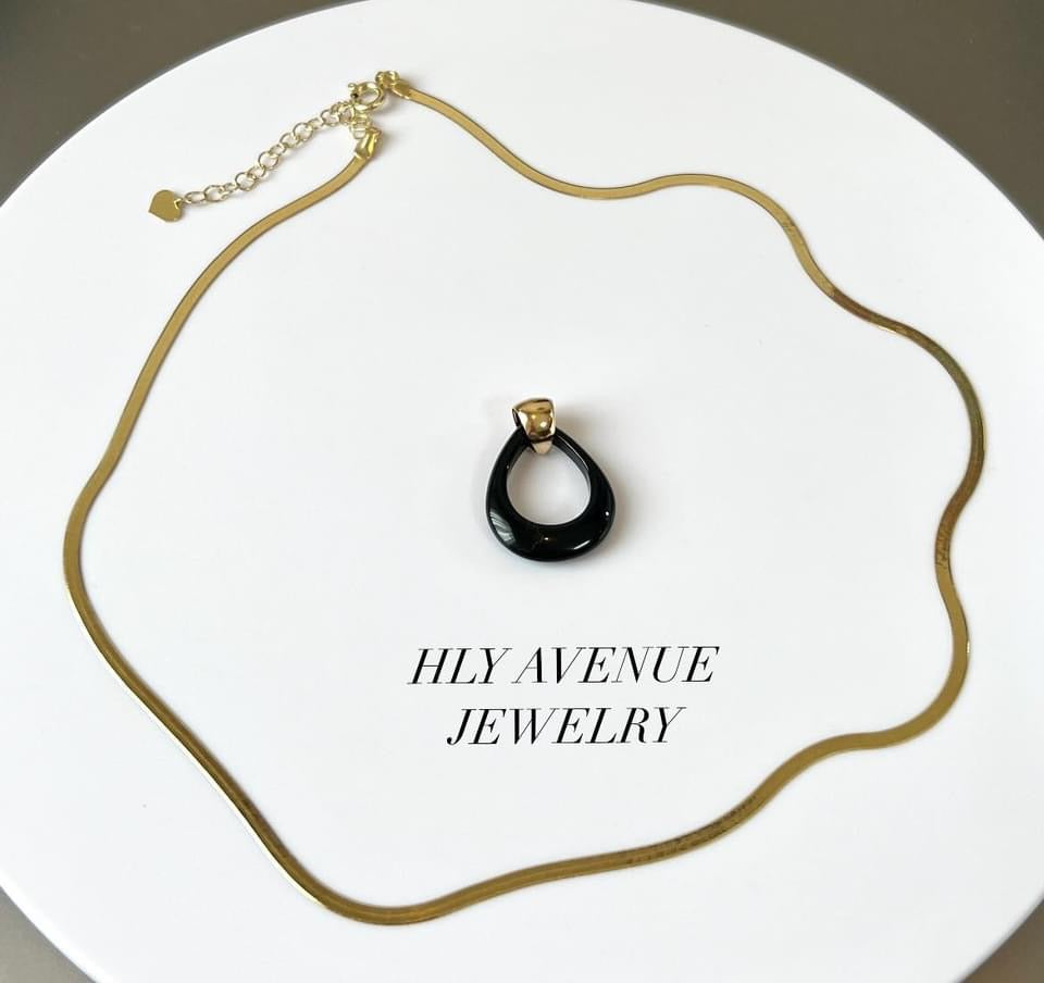 18k Onyx Pendant Flat Chain Necklace