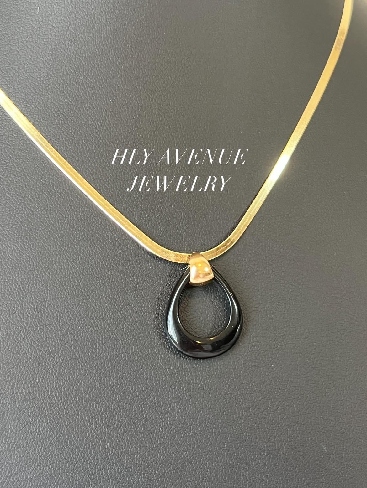 18k Onyx Pendant Flat Chain Necklace