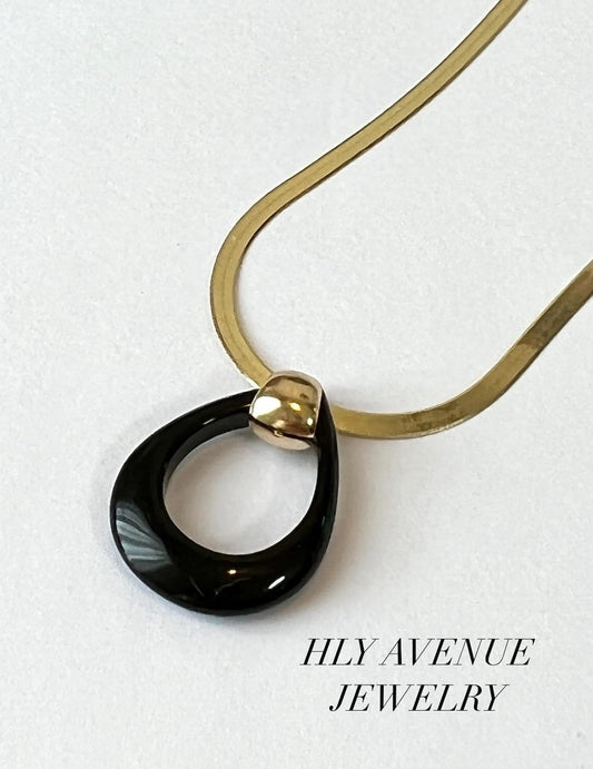 18k Onyx Pendant Flat Chain Necklace