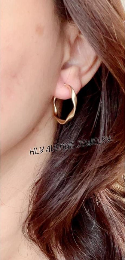 18k Japan Gold Twisted Hoop Earrings